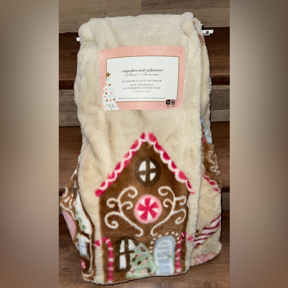 🥰 Christmas Cupcakes & Cashmere REVERSIBLE Faux Fur Gingerbread House Blanket